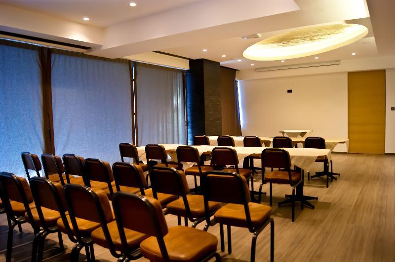 Adonis City Hotel Patras Buitenkant foto