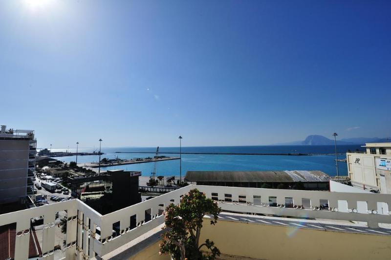 Adonis City Hotel Patras Buitenkant foto